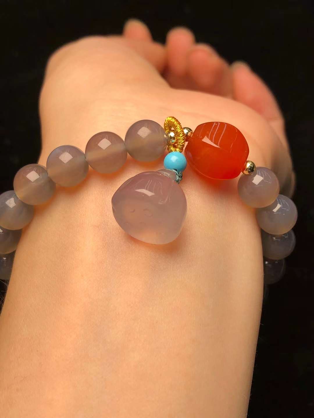 8mm smoke purple jade agate hanging lotus pod bracelet, fashionable agate bracelet and Buddhist prayer beads Application Scenario