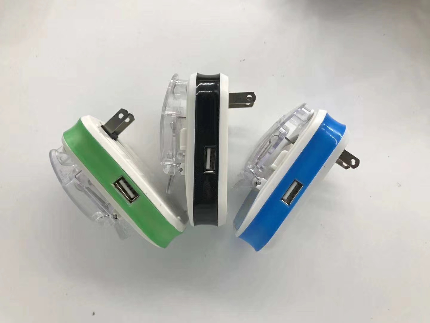 LCD带显示/电池万能充/老人机充电器白底实物图
