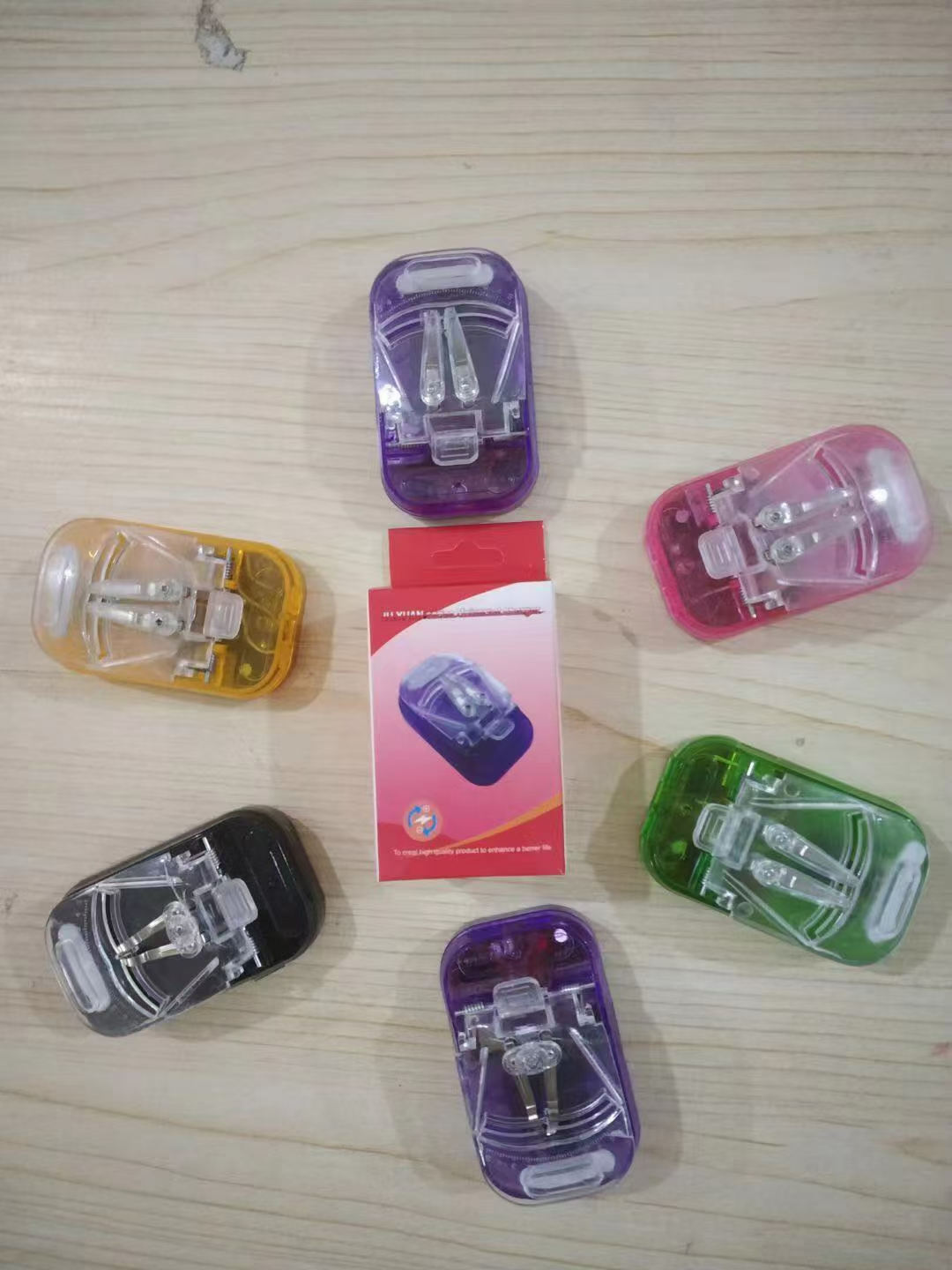 Seven-color shell marquise-shaped universal charger, old mobile phone battery charger, elderly mobile phone, game console, camera, radio, small household appliances, CCD 3.7V battery, old external polymer battery charging Item Picture
