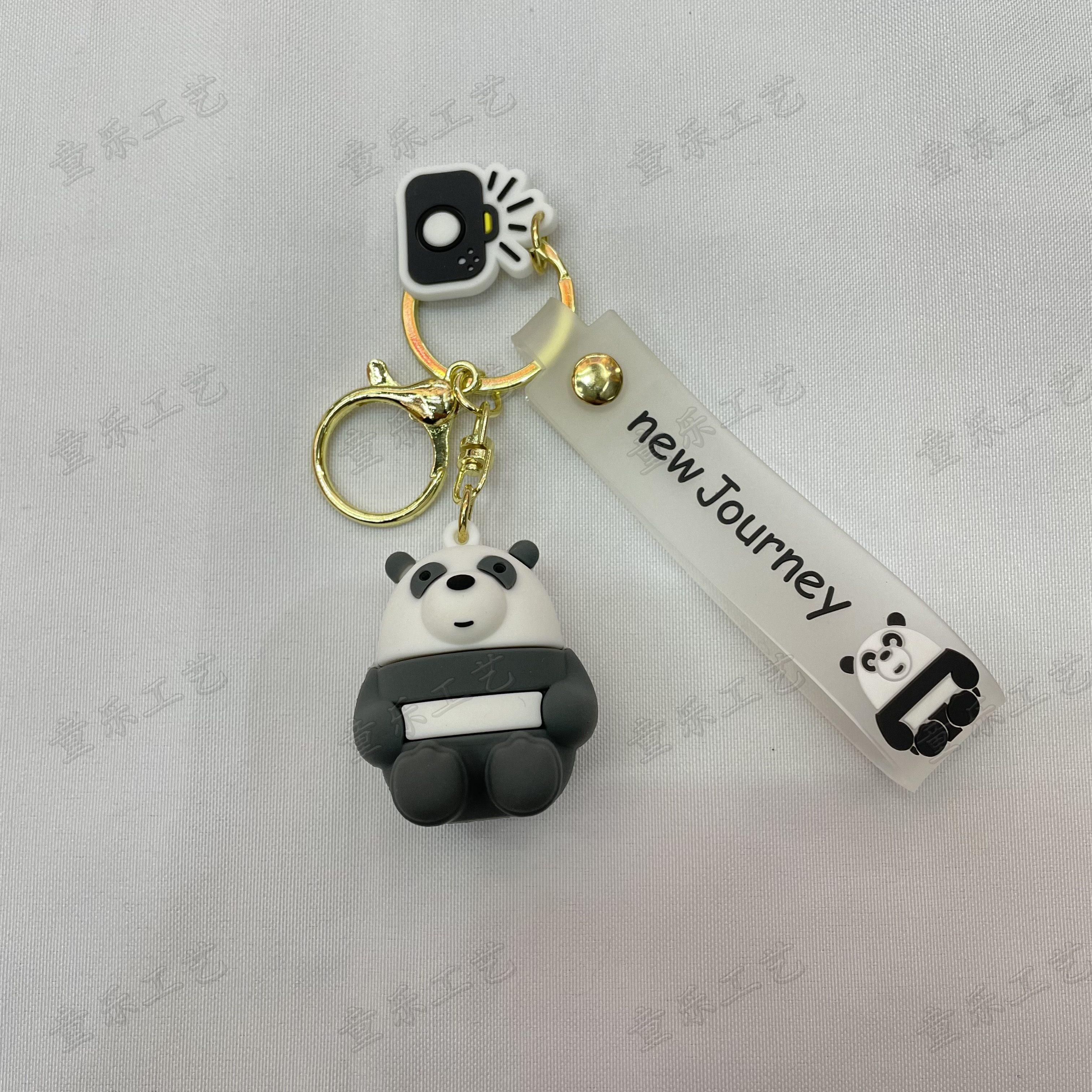 Cartoon keychains, popular sitting bear, cute and cute creative keychains, car bag pendants, mobile phone pendants Application Scenario