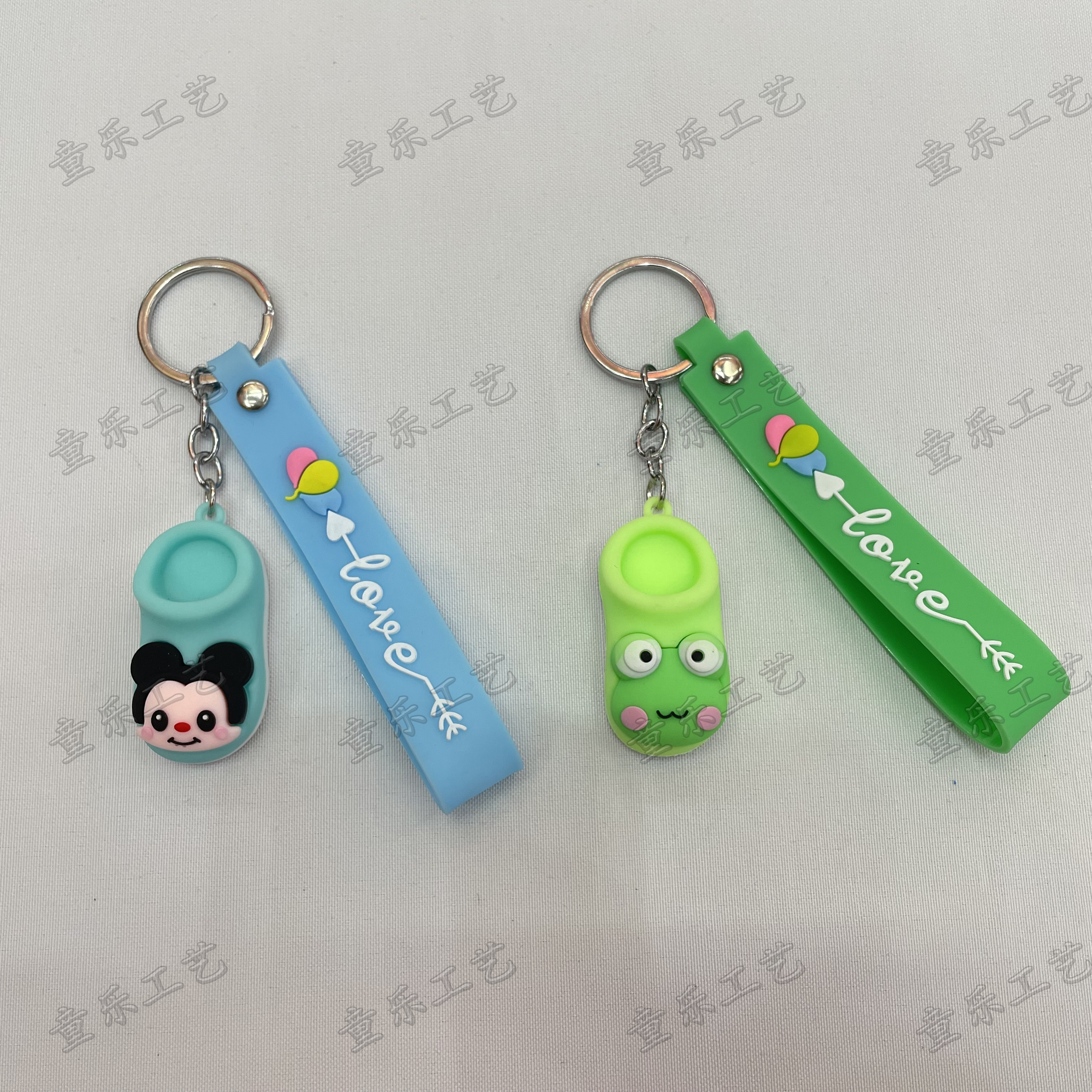 Cartoon cute animal slippers, keychains, car key pendants, creative keychains, bag pendants, mobile phone pendants Application Scenario