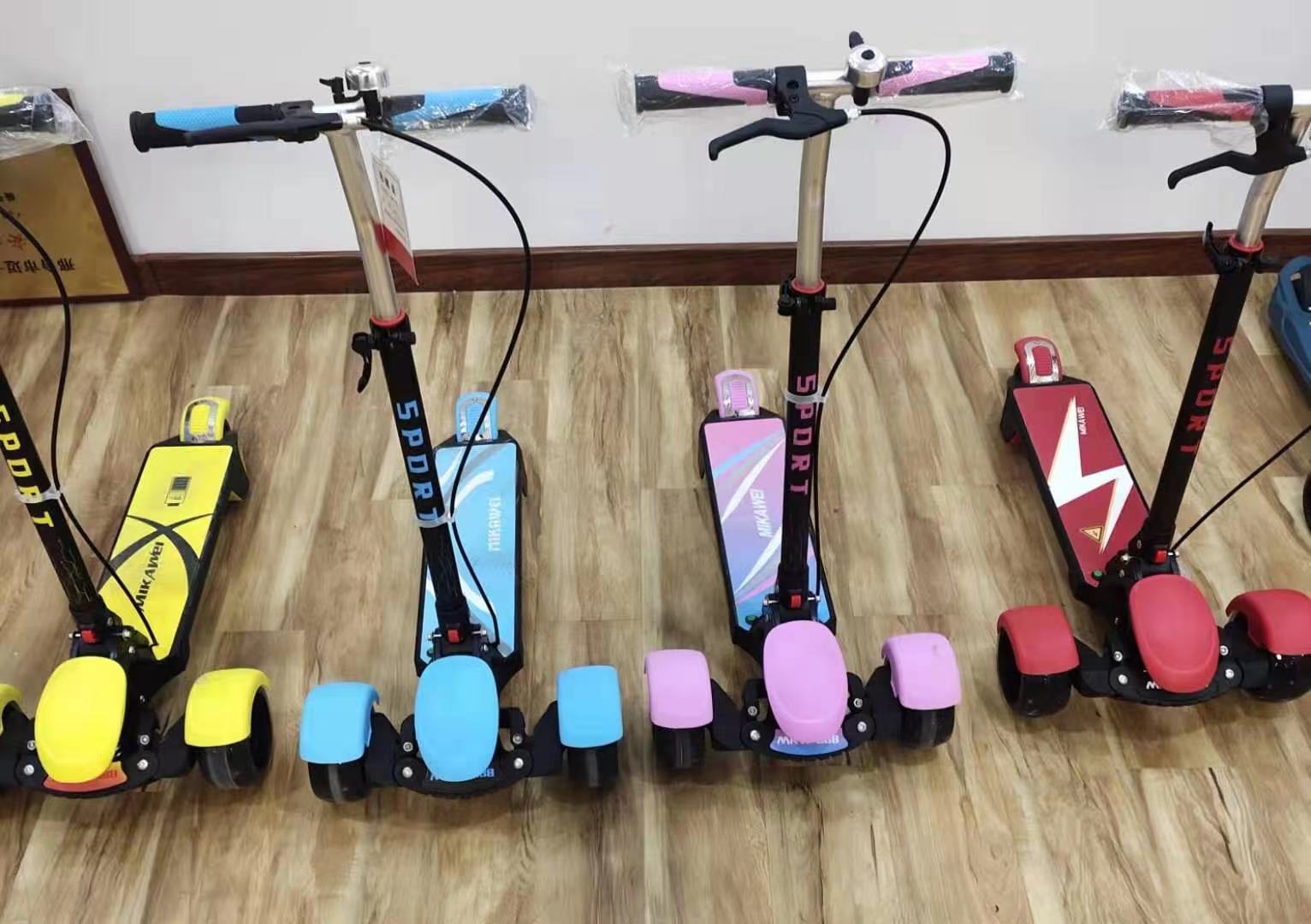 儿童滑板车滑行车带灯光音乐代步车688