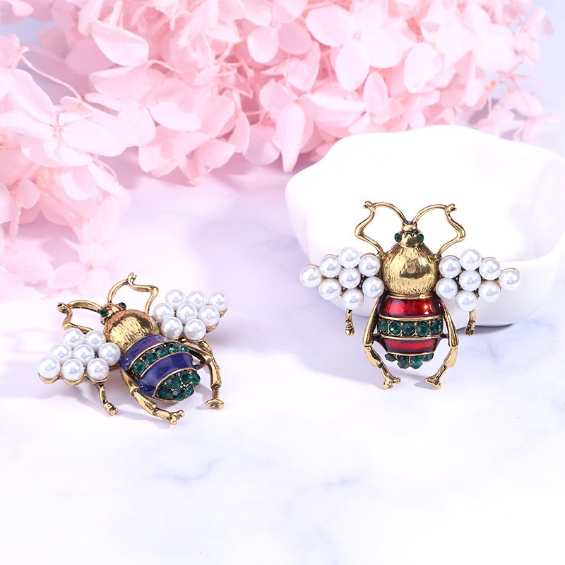 Factory direct sales for foreign trade, popular high-end new brooches with rhinestones, pearls, bees, creative European and American luxury high-end pearl pins, pearl coats, corsages, mom gifts Specification image