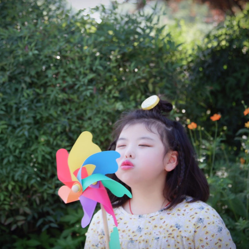 Windmill toys for children, rainbow outdoor courtyard, colorful kindergarten, holding a wooden pole and rotating a 24-cm colorful windmill decoration details Picture