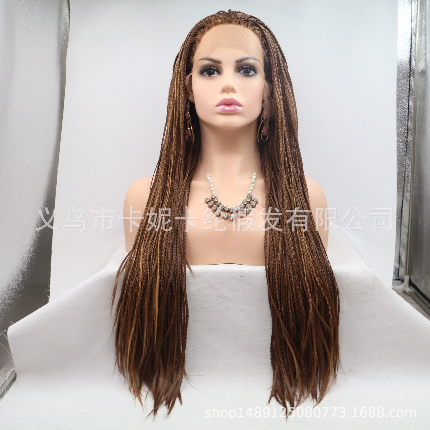 European, American and African fashion three-strand braid wigs with lace and synthetic fiber wigs in front of dirty braids
