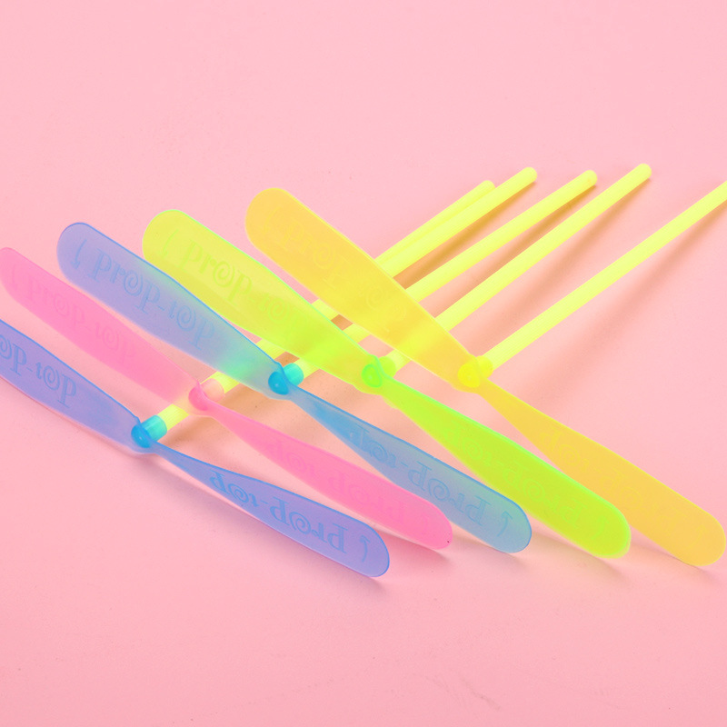 Hand-rolled bamboo dragonfly flying leaves classic nostalgic toy, hand-pushed flying saucer flying fairy kindergarten small gift Application Scenario