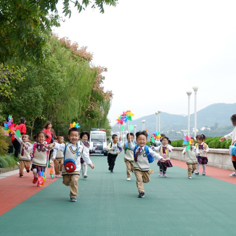 Windmill toys for children, rainbow outdoor courtyard, colorful kindergarten, holding a wooden pole and rotating a 42CM colorful windmill decoration details Picture