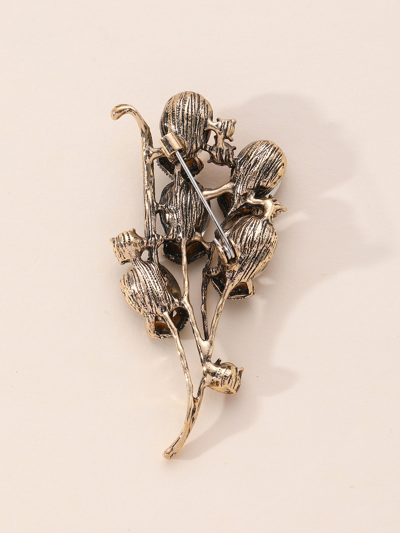 Korean version leaf glass brooch, fashionable and elegant brooch, ancient color series - Yingying -0220 Application Scenario