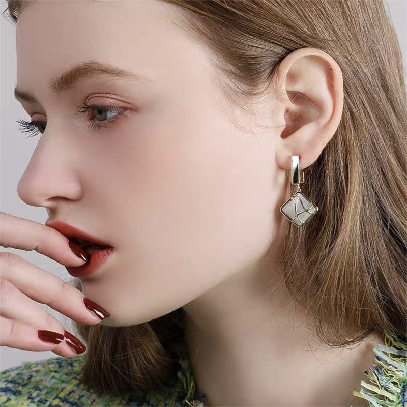 Dingxin Jewelry Earrings 9120014, a popular new product in foreign trade, offers fashionable metal earrings with a European and American style. Wholesale supply from the manufacturer details Picture