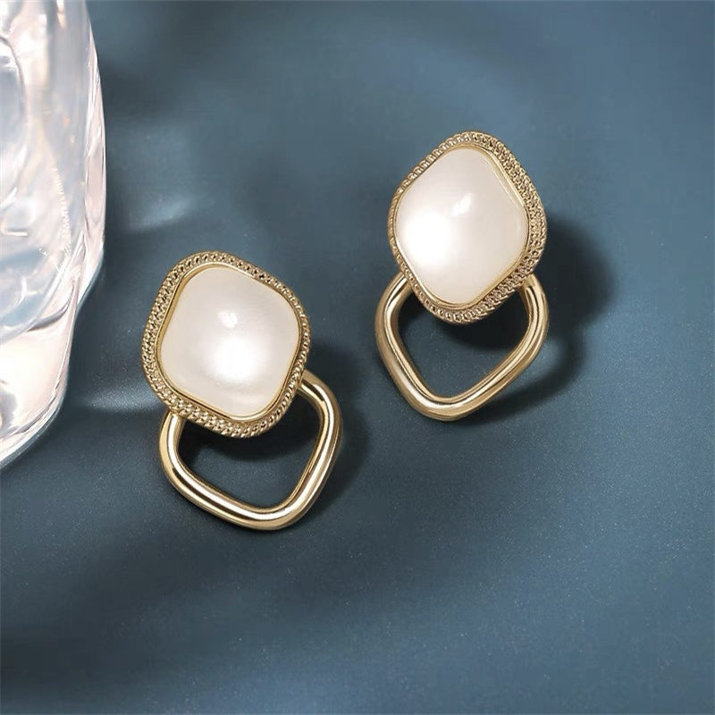 Dingxin Jewelry Earrings 9120014, a popular new product in foreign trade, offers fashionable metal earrings with a European and American style. Wholesale supply from the manufacturer Application Scenario