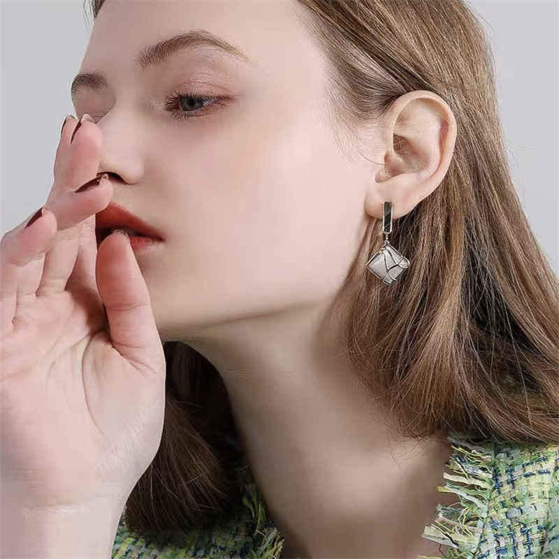 Dingxin Accessories Earrings 9120006, a popular new product in foreign trade, offers fashionable metal earrings with a European and American style. Wholesale supply from the manufacturer Application Scenario