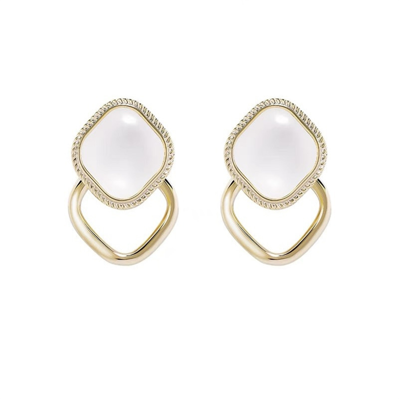 Dingxin Jewelry Earrings 9120014, a popular new product in foreign trade, offers fashionable metal earrings with a European and American style. Wholesale supply from the manufacturer Item Picture