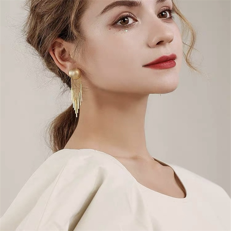 Dingxin Accessories Earrings 9120004, a popular new product in foreign trade, offers fashionable metal earrings with a European and American style. Wholesale supply from the manufacturer Application Scenario