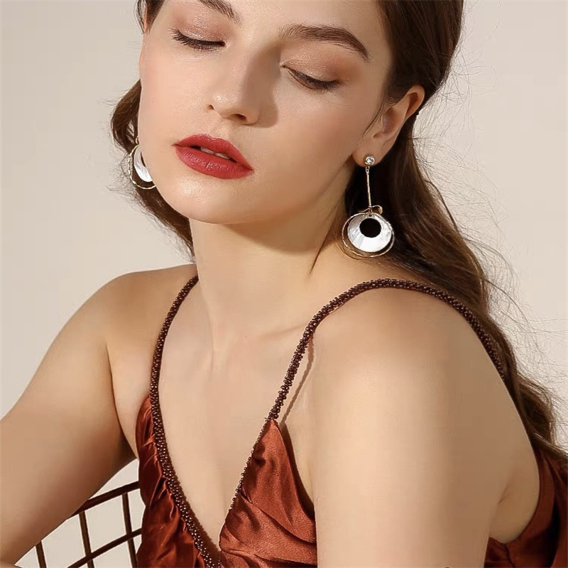 Dingxin Jewelry Earrings 9120013, a popular new product in foreign trade, offers fashionable metal earrings with a European and American style. Wholesale supply from the manufacturer Application Scenario