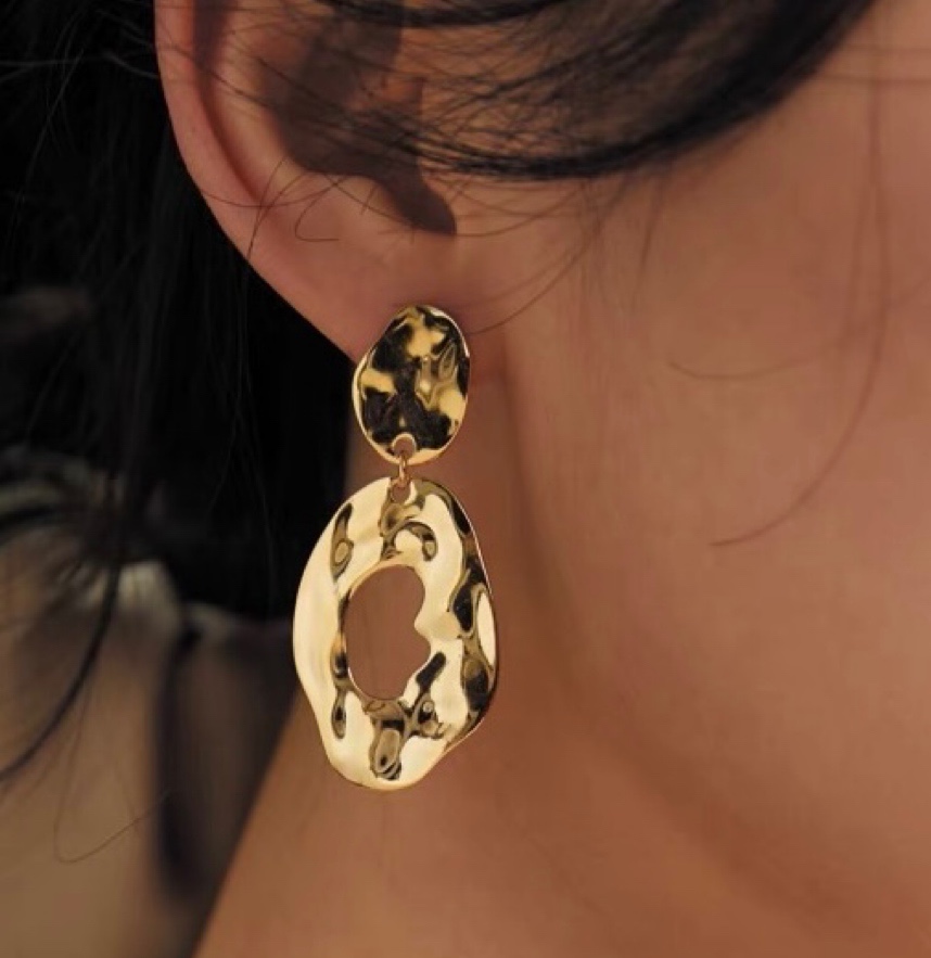 Dingxin Jewelry Earrings 9120001, a popular new product in foreign trade, offers fashionable metal earrings with a European and American style. Wholesale supply from the manufacturer Application Scenario