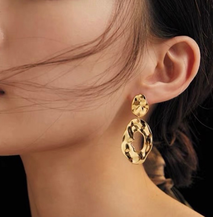 Dingxin Jewelry Earrings 9120001, a popular new product in foreign trade, offers fashionable metal earrings with a European and American style. Wholesale supply from the manufacturer details Picture