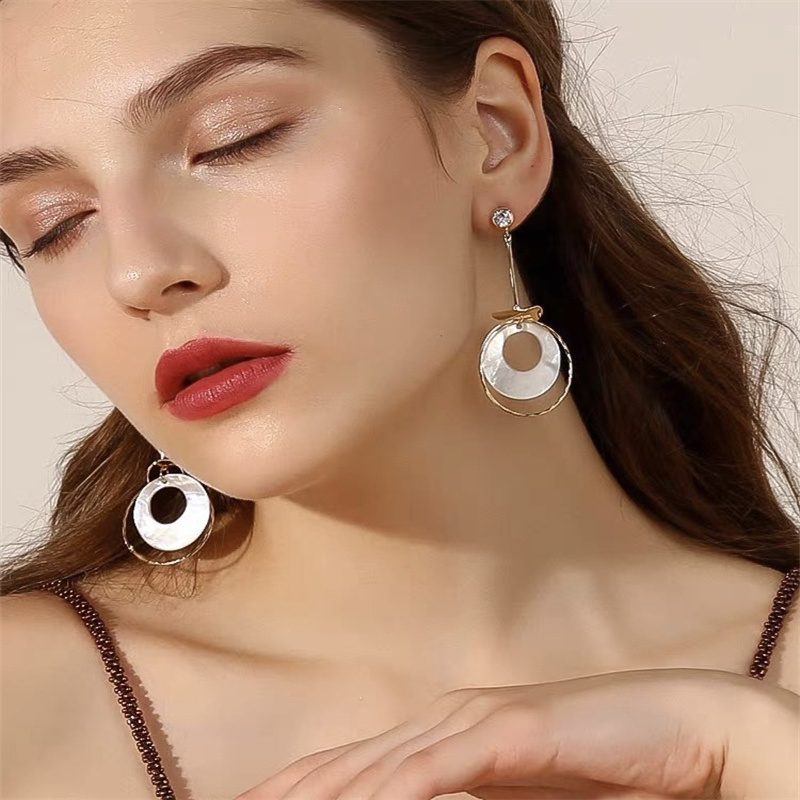 Dingxin Jewelry Earrings 9120013, a popular new product in foreign trade, offers fashionable metal earrings with a European and American style. Wholesale supply from the manufacturer details Picture