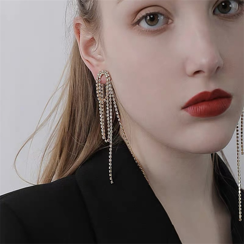 Dingxin Jewelry Earrings 9120008, a popular new product for foreign trade, offers fashionable metal earrings with a European and American style. Wholesale supply from the manufacturer Application Scenario