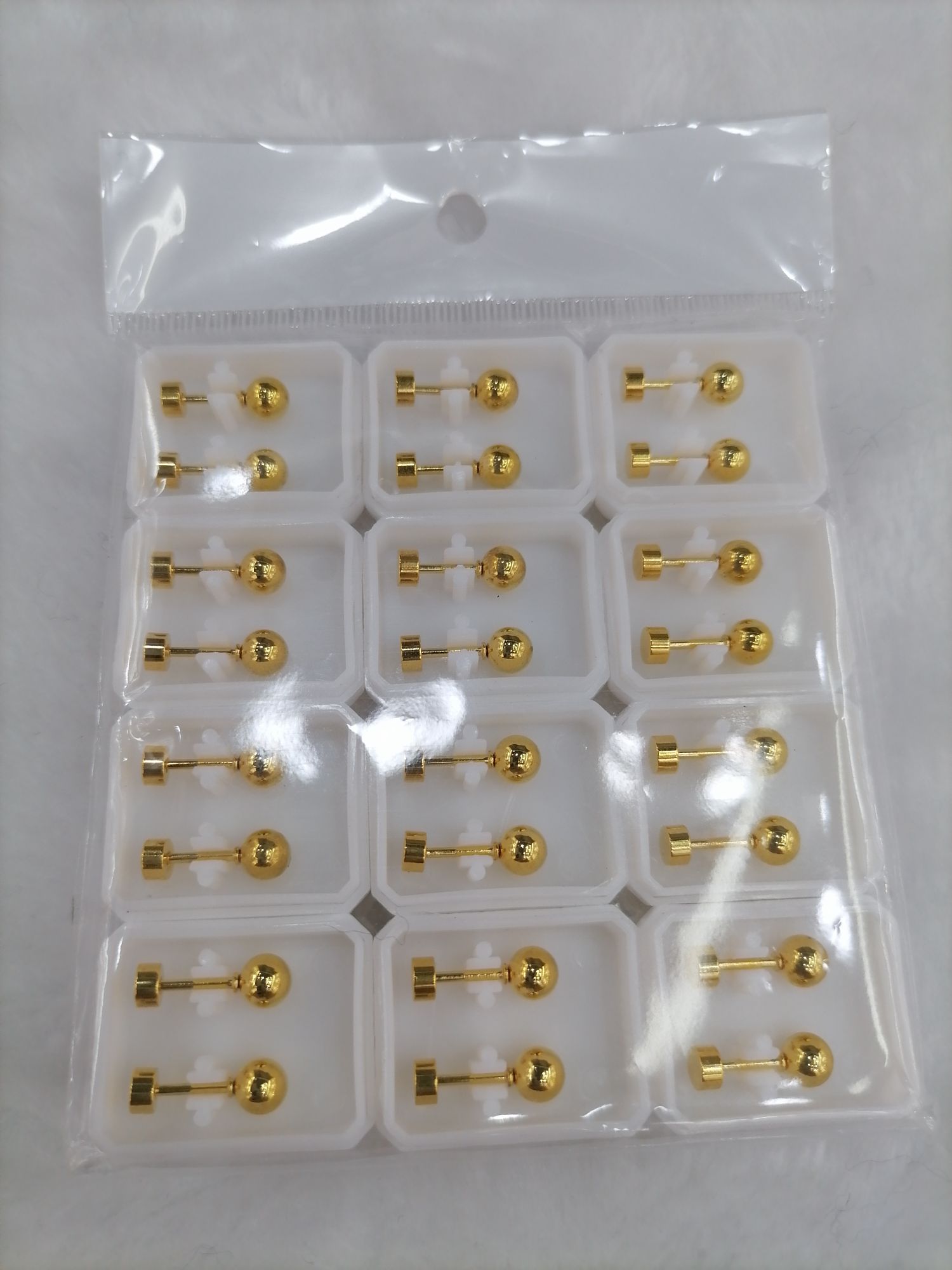 صلب من يتانيوم مصنوع من الذهب