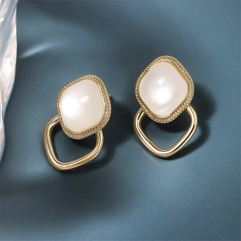 Dingxin Jewelry Earrings 9120014, a popular new product in foreign trade, offers fashionable metal earrings with a European and American style. Wholesale supply from the manufacturer