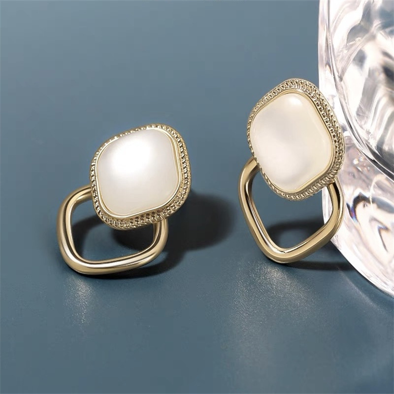 Dingxin Jewelry Earrings 9120014, a popular new product in foreign trade, offers fashionable metal earrings with a European and American style. Wholesale supply from the manufacturer Specification image