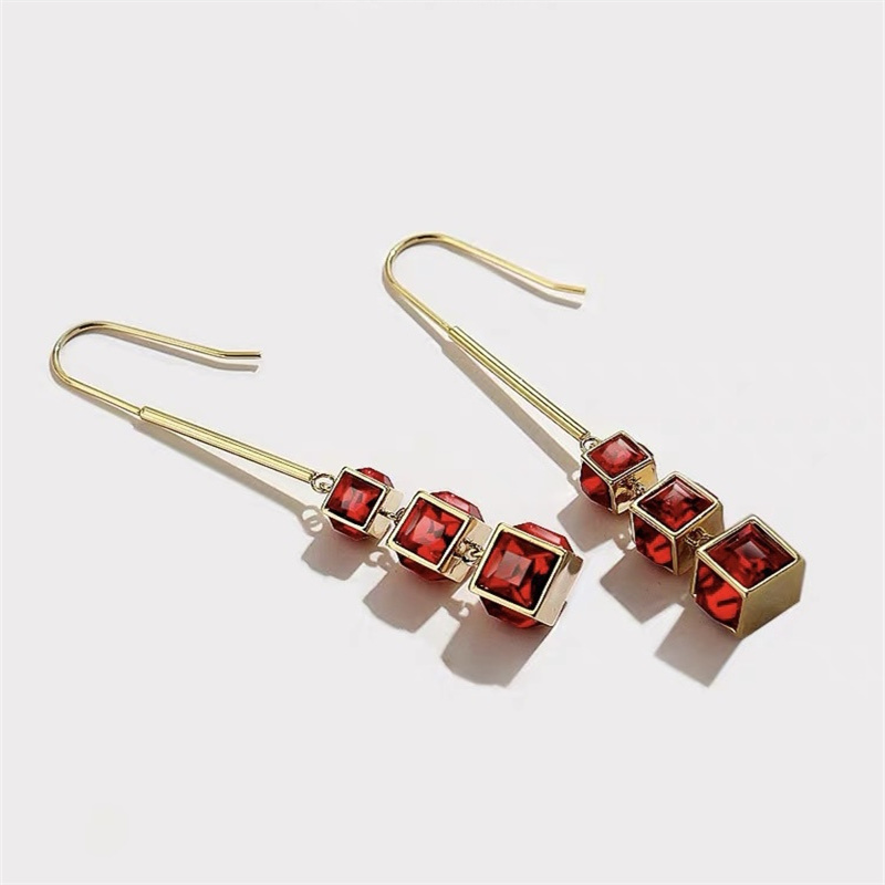 Dingxin Accessories Earrings 9120005, a popular new product in foreign trade, offers fashionable metal earrings with a European and American style. Wholesale supply from the manufacturer details Picture