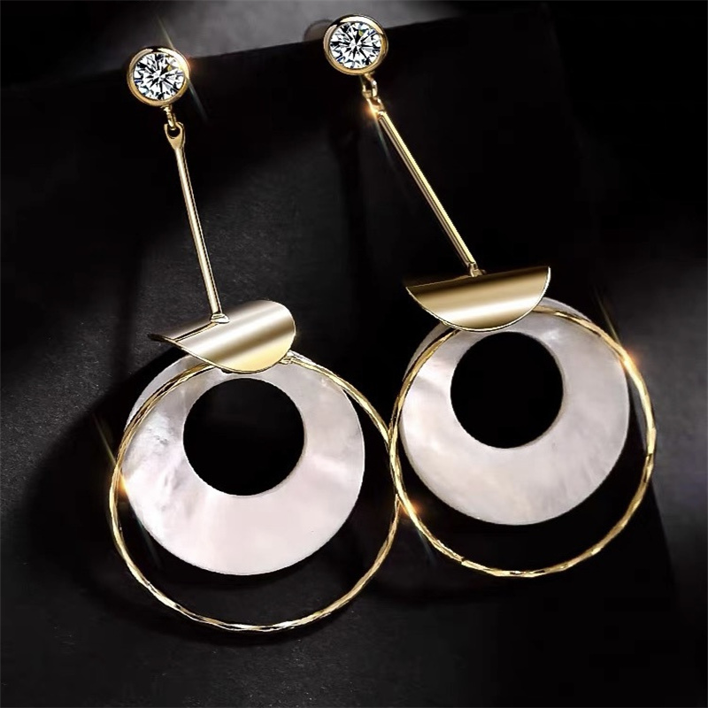 Dingxin Jewelry Earrings 9120013, a popular new product in foreign trade, offers fashionable metal earrings with a European and American style. Wholesale supply from the manufacturer