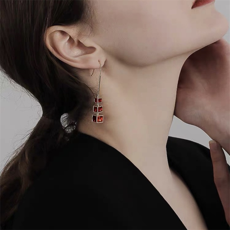Dingxin Accessories Earrings 9120005, a popular new product in foreign trade, offers fashionable metal earrings with a European and American style. Wholesale supply from the manufacturer Application Scenario