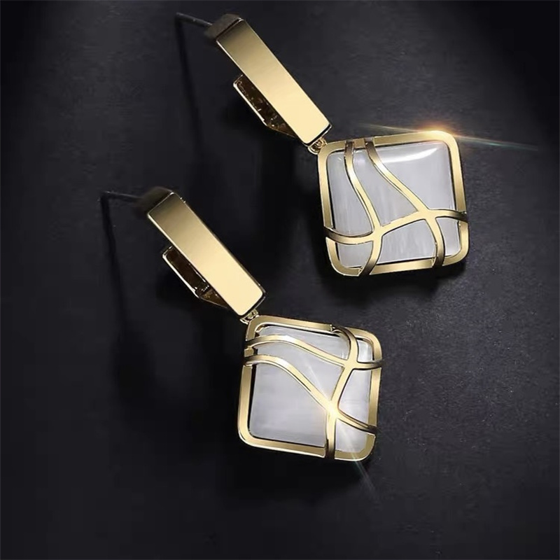 Dingxin Accessories Earrings 9120006, a popular new product in foreign trade, offers fashionable metal earrings with a European and American style. Wholesale supply from the manufacturer details Picture