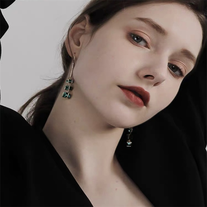 Dingxin Accessories Earrings 9120005, a popular new product in foreign trade, offers fashionable metal earrings with a European and American style. Wholesale supply from the manufacturer Specification image