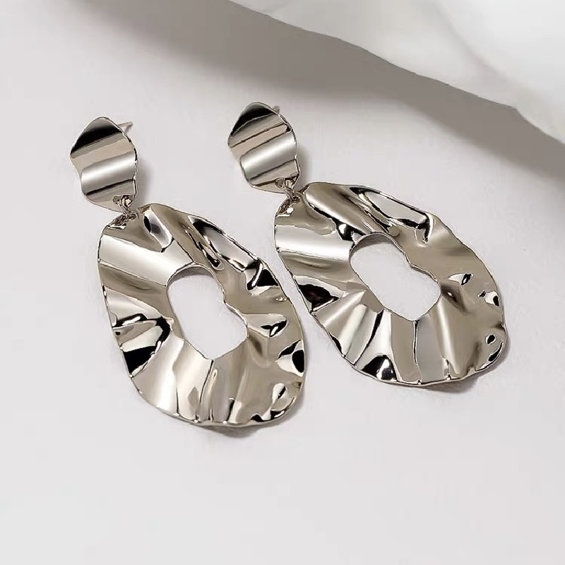 Dingxin Accessories Earrings 9120002, a popular new product in foreign trade, offers fashionable metal earrings with a European and American style. Wholesale supply from the manufacturer Application Scenario