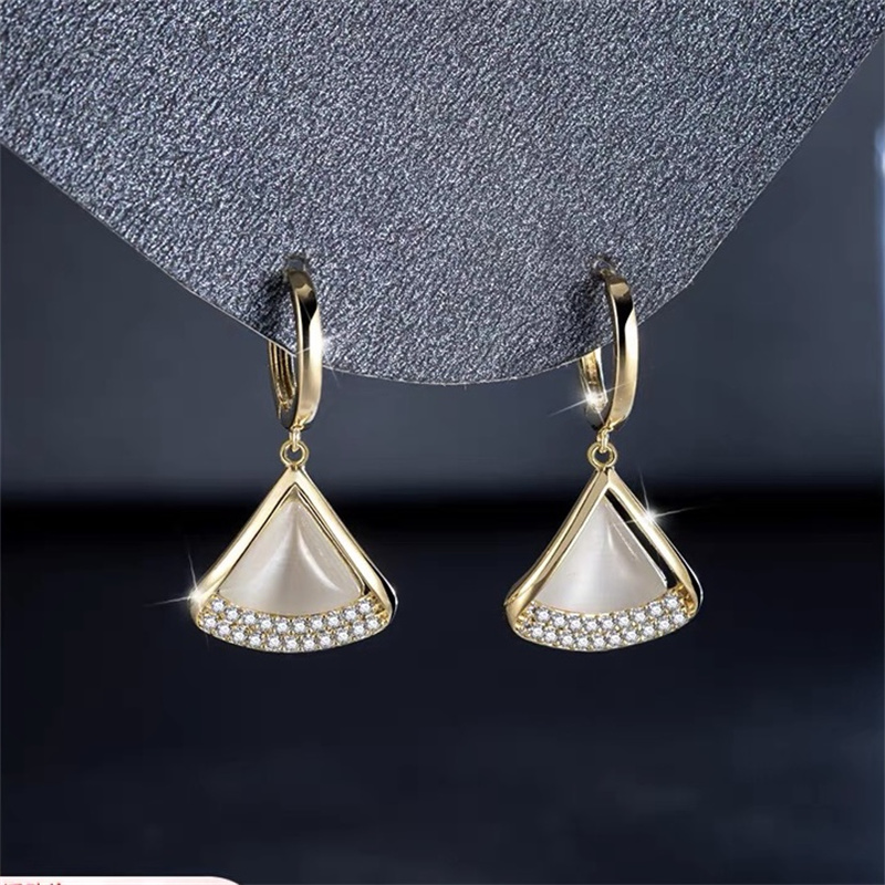 Dingxin Accessories Earrings 9120019, a popular new product in foreign trade, offers fashionable metal earrings with a European and American style. Wholesale supply from the manufacturer Application Scenario