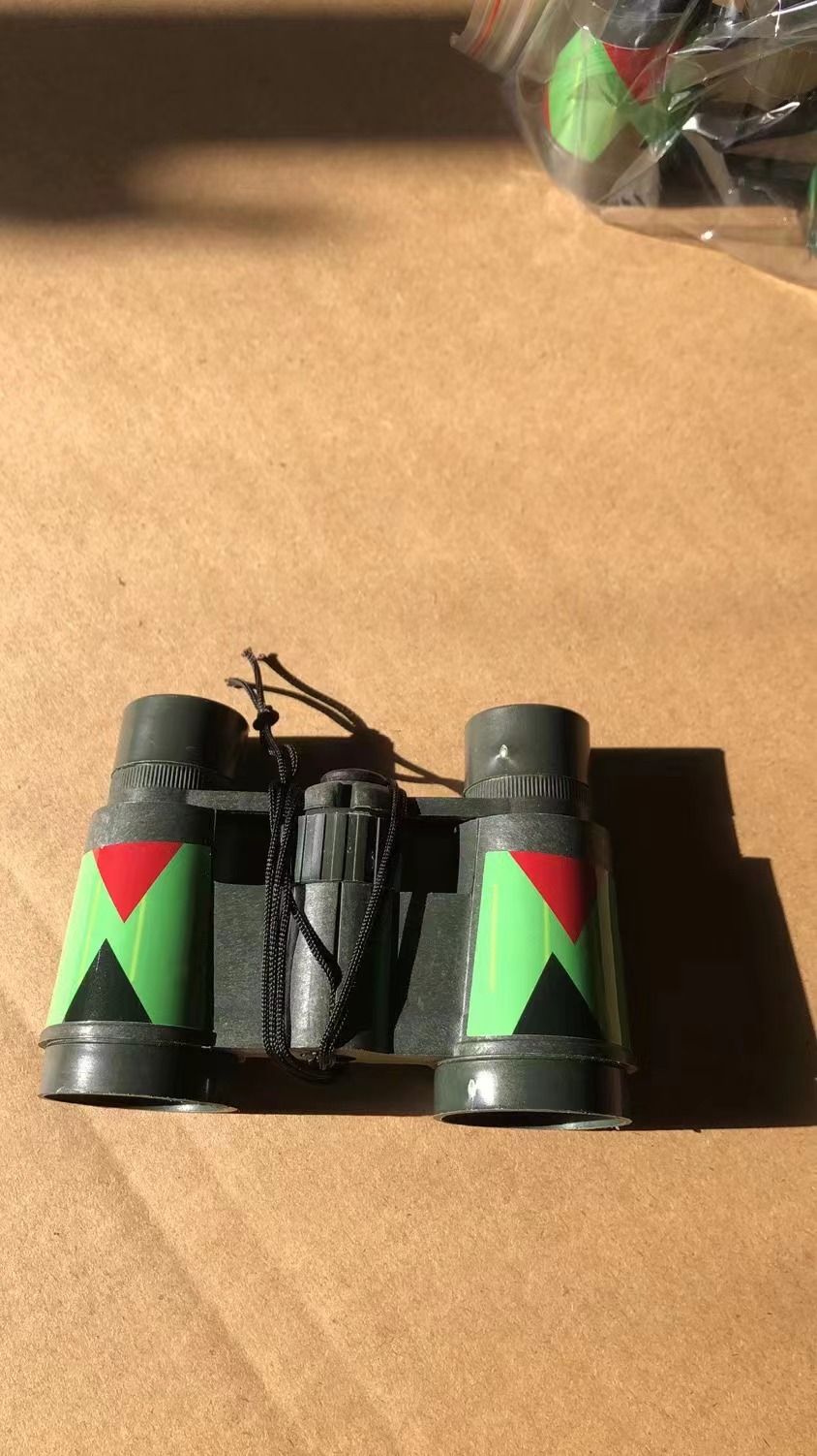 The small 4x telescope is a portable, high-definition, high-power mini binocular for girls, a miniature outdoor telescope for boys, and a toy details Picture