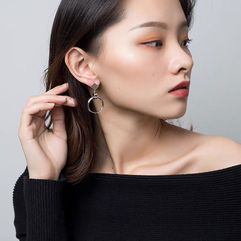 Dingxin Jewelry Earrings 9120023, a popular new product for foreign trade, offers fashionable metal earrings with a European and American style. Wholesale supply from the manufacturer details Picture