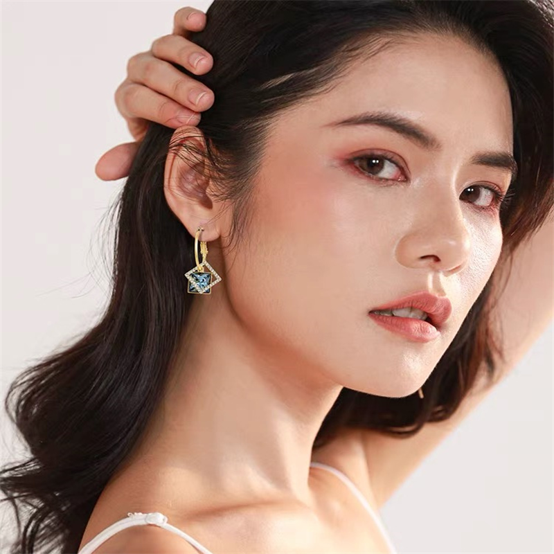 Dingxin Jewelry Earrings 9120021, a popular new product in foreign trade, offers fashionable metal earrings with a European and American style. Wholesale supply from the manufacturer Specification image
