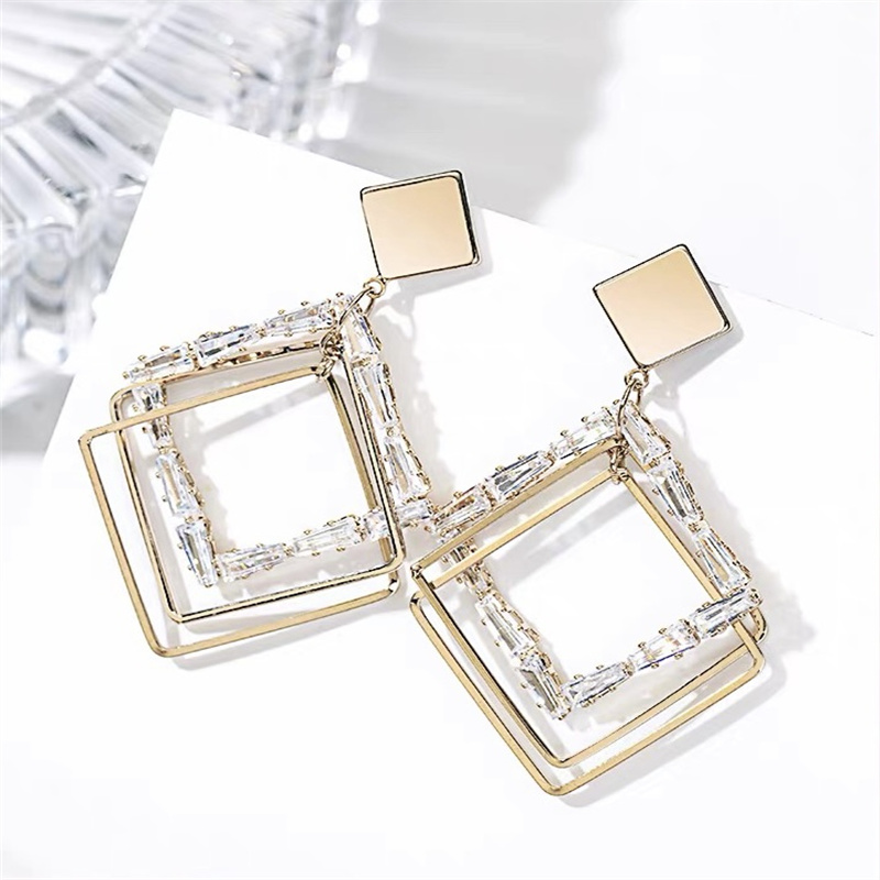 Dingxin Jewelry Earrings 9120017, a popular new product in foreign trade, offers fashionable metal earrings with a European and American style. Wholesale supply from the manufacturer