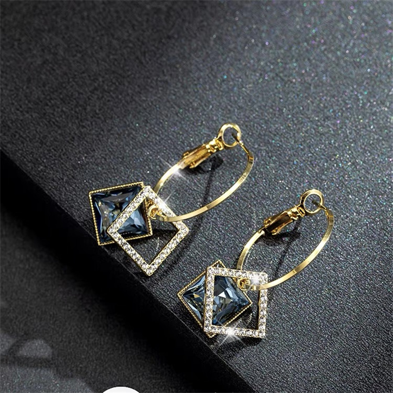 Dingxin Jewelry Earrings 9120021, a popular new product in foreign trade, offers fashionable metal earrings with a European and American style. Wholesale supply from the manufacturer details Picture