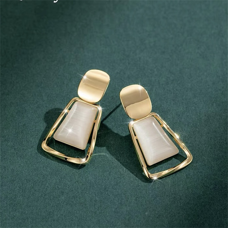 Dingxin Jewelry Earrings 9120016, a popular new product in foreign trade, offers fashionable metal earrings with a European and American style. Wholesale supply from the manufacturer