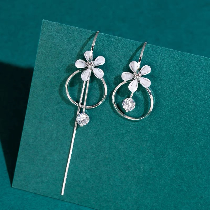 Dingxin Jewelry Earrings 9120027, a popular new product in foreign trade, offers fashionable metal earrings with a European and American style. Wholesale supply from the manufacturer details Picture