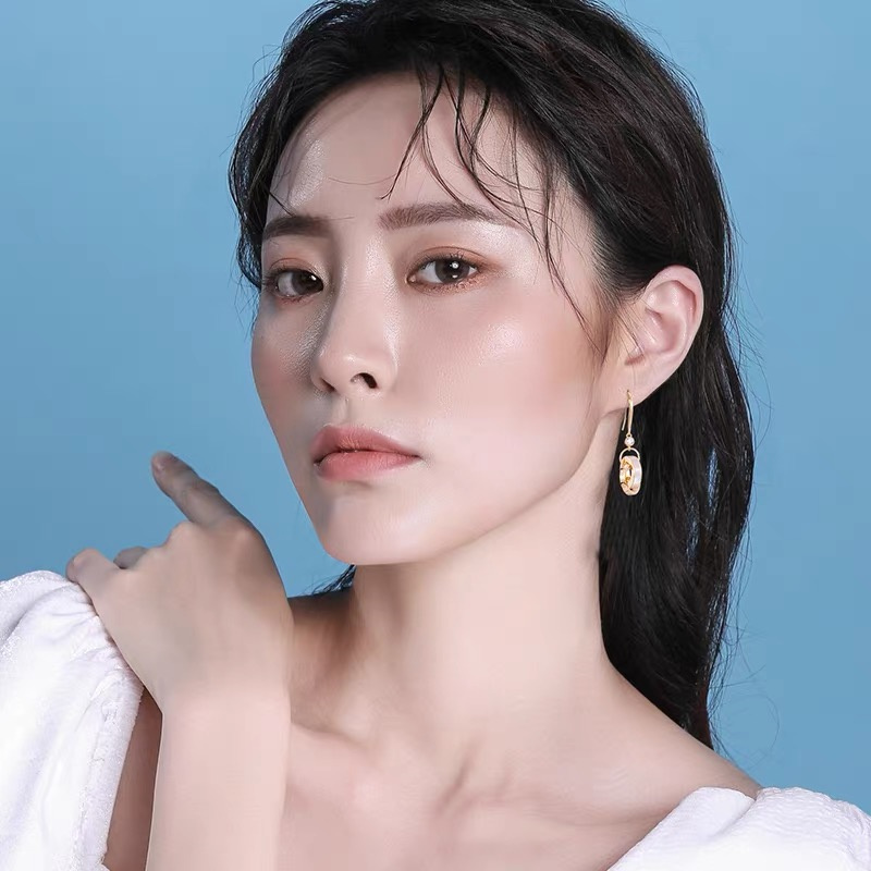 Dingxin Jewelry Earrings 9120030, a popular new product for foreign trade, offers fashionable metal earrings with a European and American style. Wholesale supply from the manufacturer Application Scenario