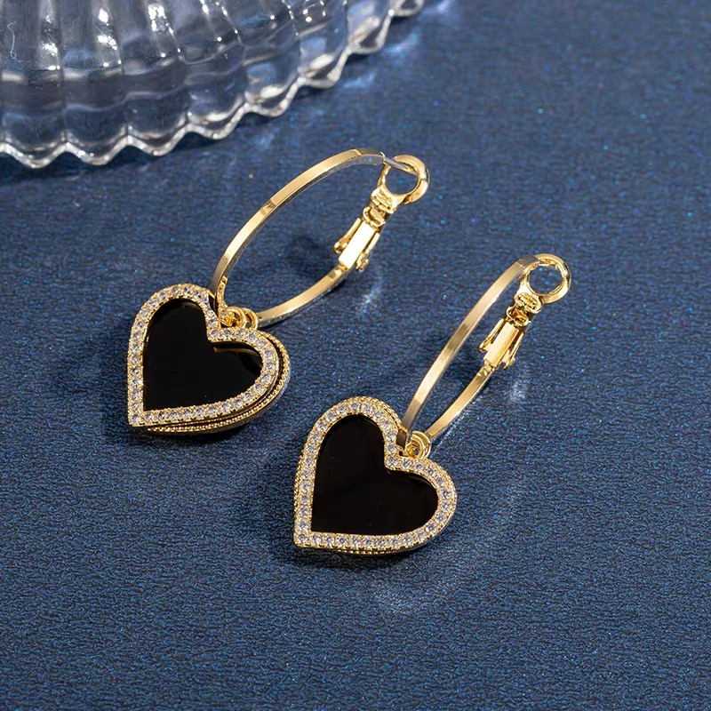 Dingxin Accessories Earrings 9120026, a popular new product in foreign trade, offers fashionable metal earrings with a European and American style. Wholesale supply from the manufacturer
