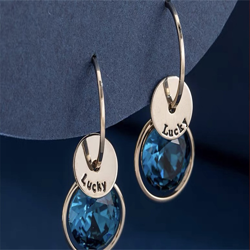 Dingxin Jewelry Earrings 9120027, a popular new product in foreign trade, offers fashionable metal earrings with a European and American style. Wholesale supply from the manufacturer Application Scenario