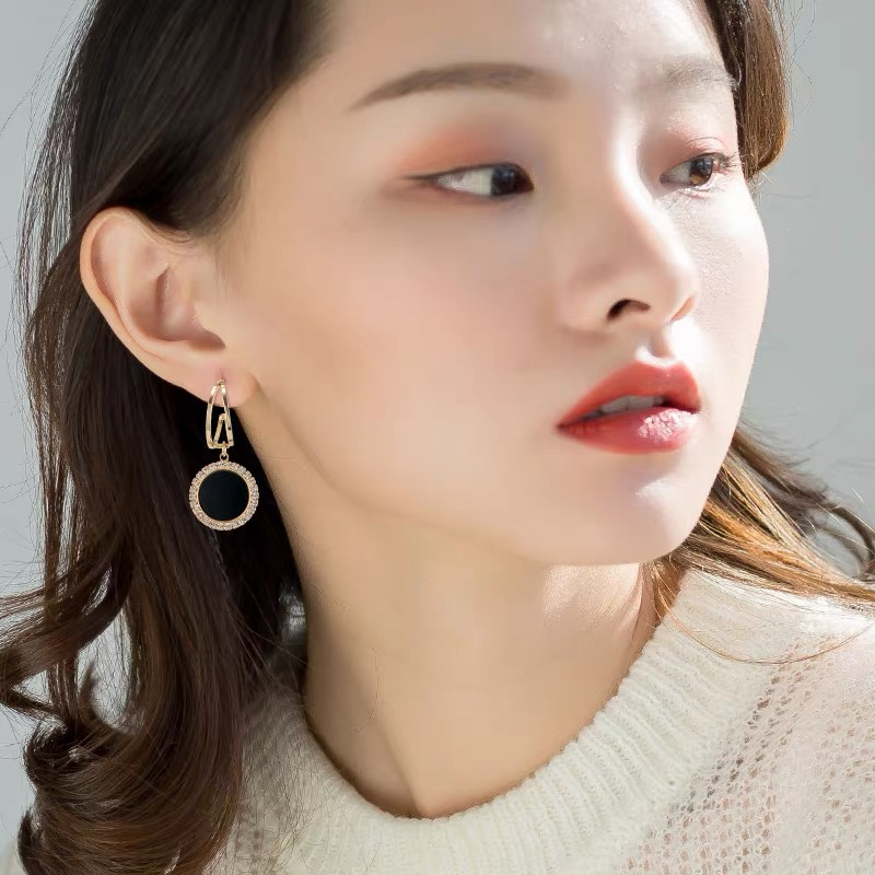 Dingxin Jewelry Earrings 9120025, a popular new product in foreign trade, offers fashionable metal earrings with a European and American style. Wholesale supply from the manufacturer Application Scenario