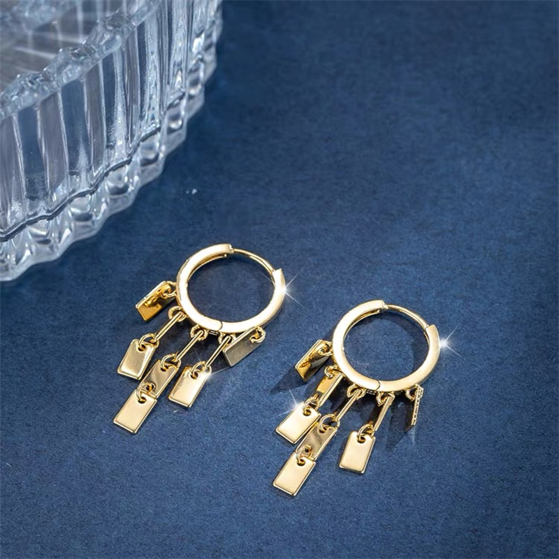 Dingxin Jewelry Earrings 9120043, a popular new product in foreign trade, offers fashionable metal earrings with a European and American style. Wholesale supply from the manufacturer