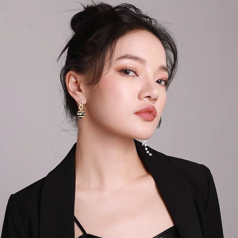 Dingxin Jewelry Earrings 9120035, a popular new product in foreign trade, offers fashionable metal earrings with a European and American style. Wholesale supply from the manufacturer Application Scenario
