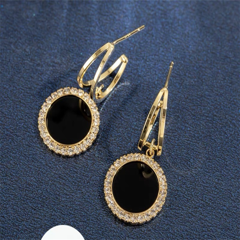 Dingxin Jewelry Earrings 9120025, a popular new product in foreign trade, offers fashionable metal earrings with a European and American style. Wholesale supply from the manufacturer details Picture