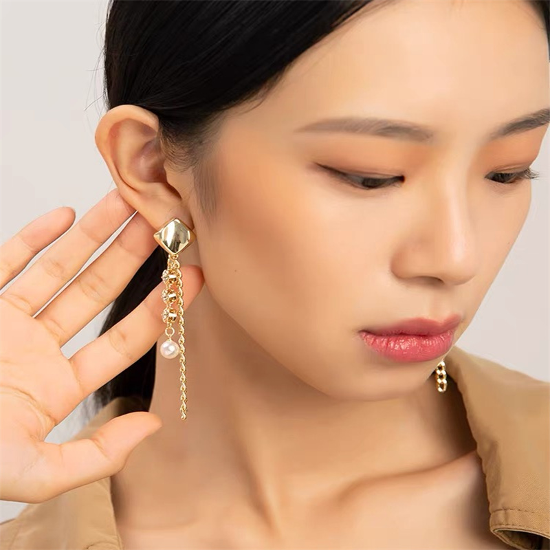 Dingxin Accessories Earrings 9120039, a popular new product in foreign trade, offers fashionable metal earrings with a European and American style. Wholesale supply from the manufacturer Specification image