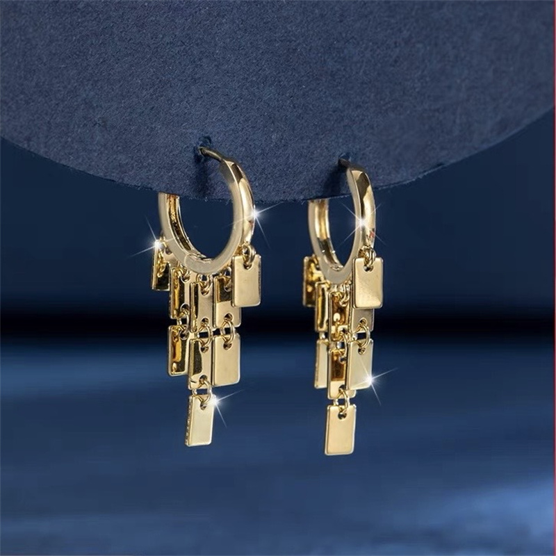 Dingxin Jewelry Earrings 9120043, a popular new product in foreign trade, offers fashionable metal earrings with a European and American style. Wholesale supply from the manufacturer Specification image