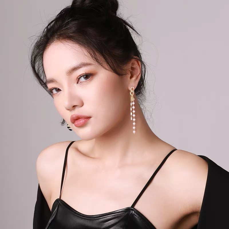 Dingxin Jewelry Earrings 9120035, a popular new product in foreign trade, offers fashionable metal earrings with a European and American style. Wholesale supply from the manufacturer Specification image