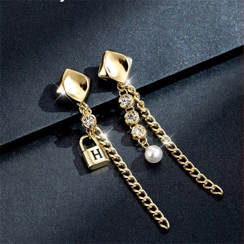Dingxin Accessories Earrings 9120039, a popular new product in foreign trade, offers fashionable metal earrings with a European and American style. Wholesale supply from the manufacturer